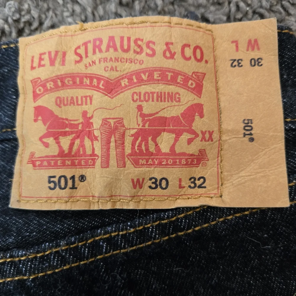 HOST PICK! 🎉🎈LEVIS NWT DARK 501 W30/L32 - Picture 5 of 6